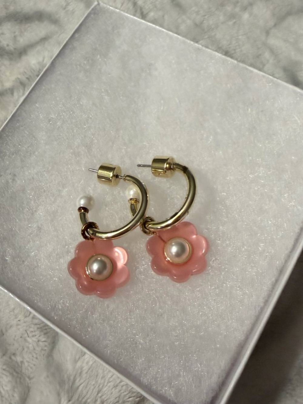 NWOT Draper James Pink Pearl Daisy Flower Pink Dangle Pearl Huggie Earrings